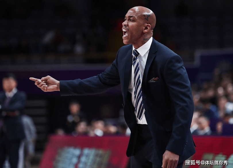  尼斯主帅赛后炮轰裁判，争议判罚引发舆论风波  