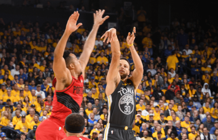  库里单节轰下二十分勇士主场击退国王